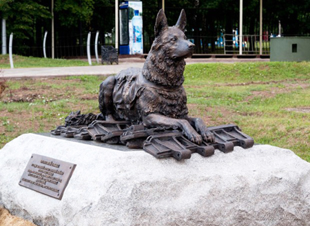 памятники собакам