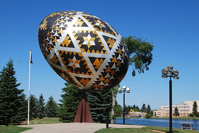 памятник яйцу