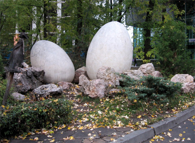 памятник яйцам