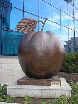 Памятники яблоку
